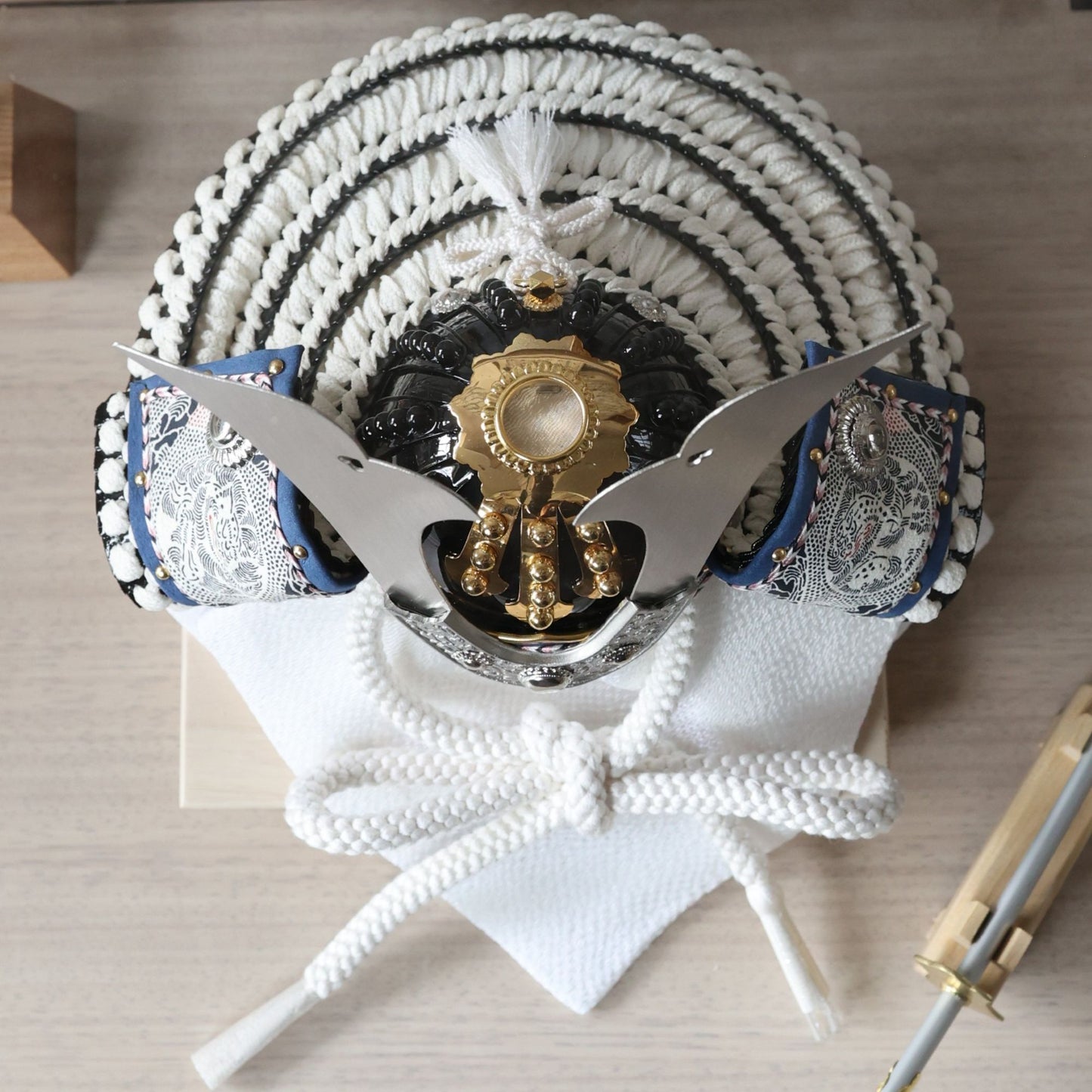 甲冑師「加藤良」作品　隼 hayato | 26祈兜 ケース飾り